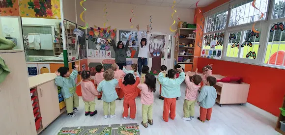 Sus Pequeños Pasos (Inglés y Francés)