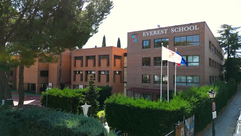 Colegio Privado Everest School Monteclaro