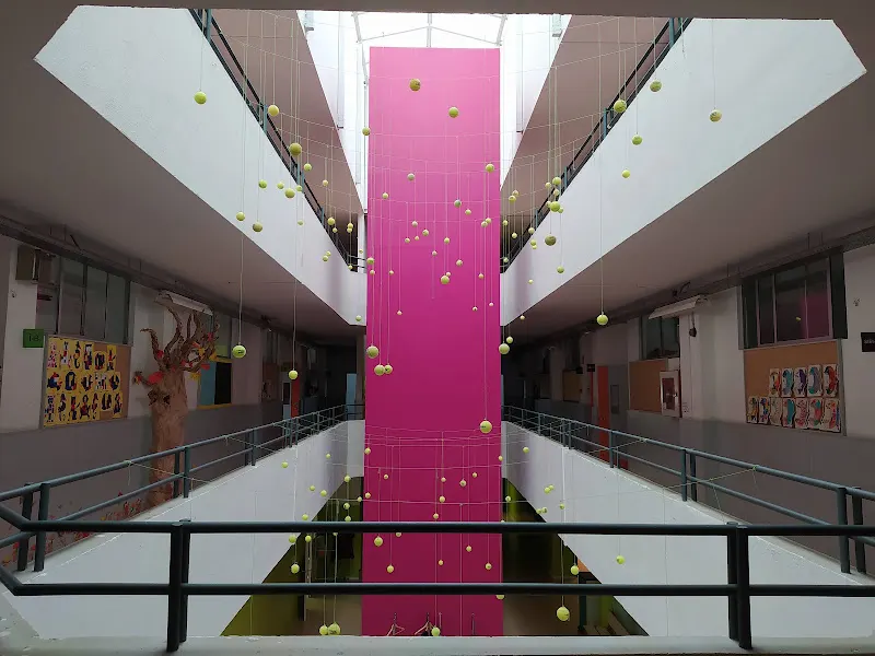 Escuela Pública Josep Ferrà i Esteva - Colegio público en Olesa de Montserrat - foto 2