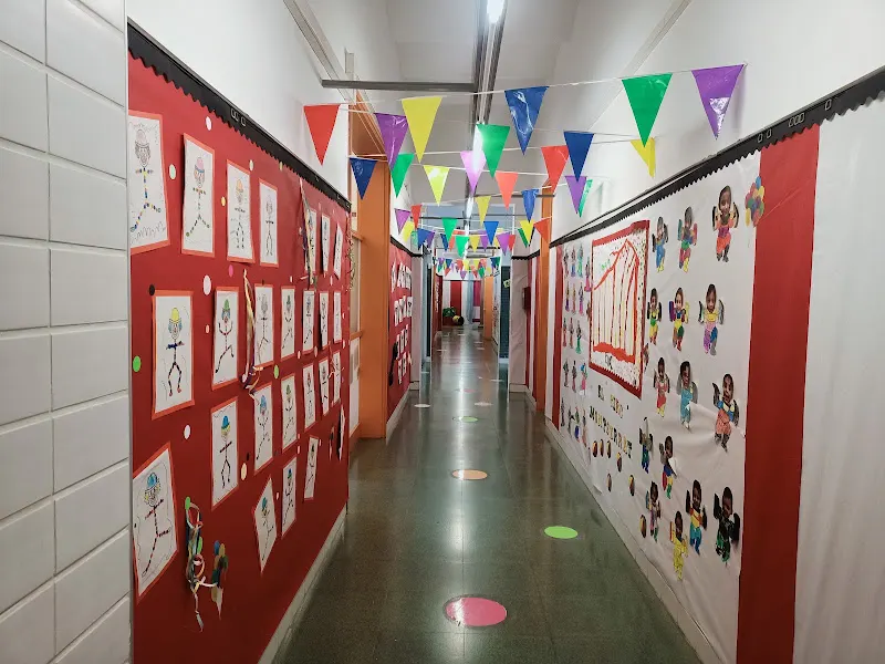 Escola Pública Mare de Déu de Montserrat - Colegio público en Olesa de Montserrat - foto 2