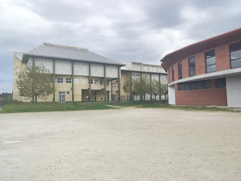 IES Santa Cruz - Instituto de secundaria en Castaneda - foto 2