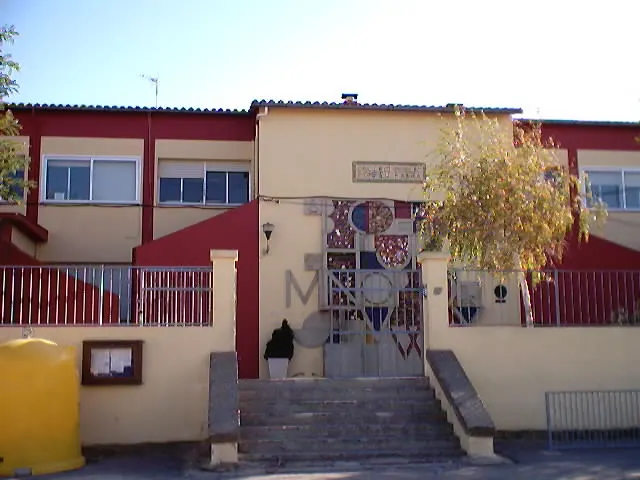 Escola Pública Pompeu Fabra - Colegio público en Llanca - foto 2
