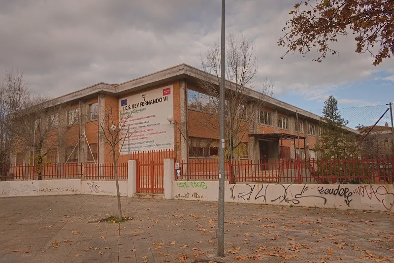 IES Rey Fernando VI - Instituto de secundaria en San Fernando de Henares - foto 2