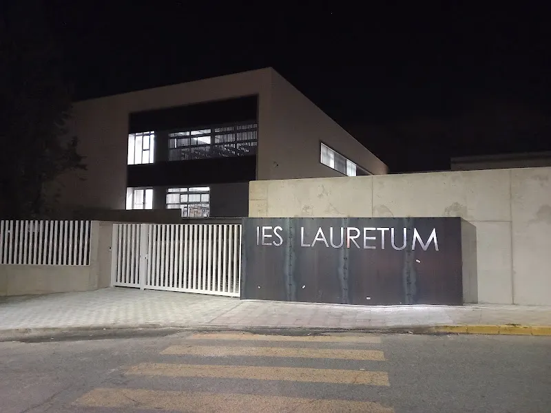IES Lauretum. Centro Bilingüe y TIC - Instituto de secundaria en Espartinas - foto 2