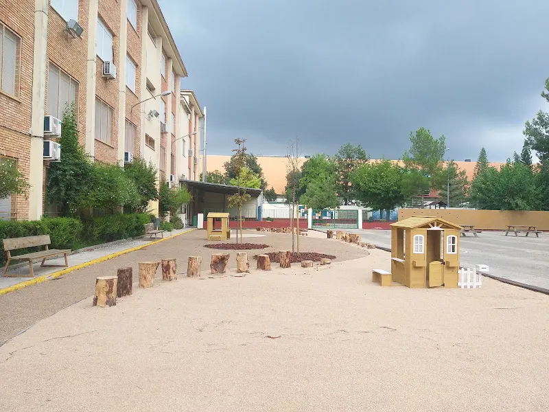 Colegio Público Víctor Oroval Tomás - Colegio público en Carcaixent - foto 2