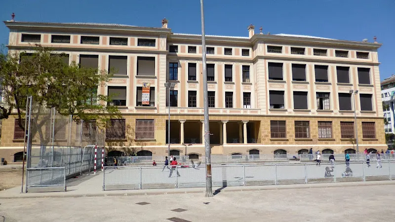 Escola Lluís Vives - Colegio público en Barcelona - foto 2