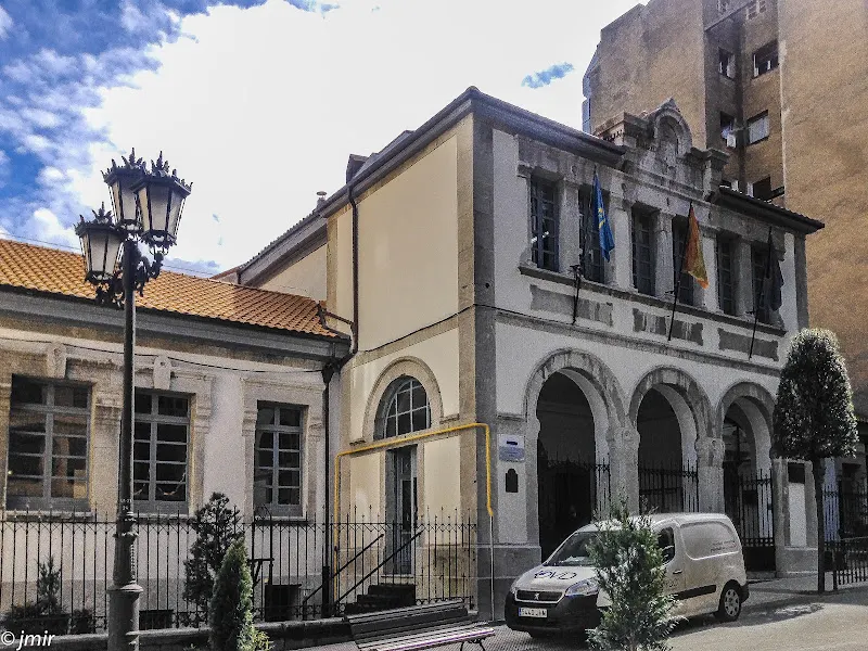 Colegio Público Dolores Medio - Colegio público en Oviedo - foto 2