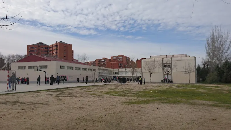 IES Isaac Albéniz - Instituto de secundaria en Leganés - foto 2