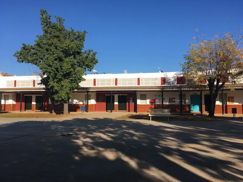 Colegio La Loma Maestro Cristóbal Chanfreut - Escuela primaria y secundaria en Dos Hermanas - foto 2
