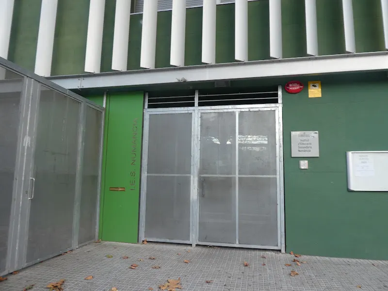 Instituto Público Numancia - Centro de educación secundaria en Santa Coloma de Gramenet - foto 2
