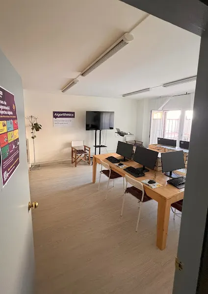 Algorithmics Girona. Escola de programació per a nens/es i joves de 6 a 18 anys - Centro educativo en Girona - foto 2