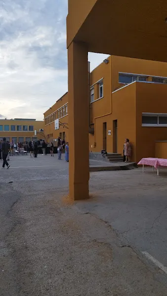 Instituto Joaquim Rubió i Ors - Centro de educación secundaria en Sant Boi de Llobregat - foto 2