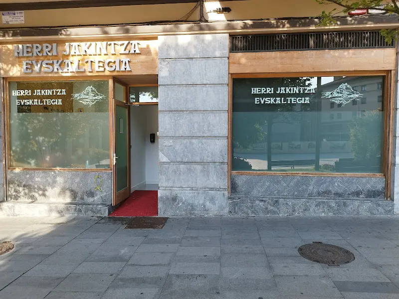 Herri Jakintza Euskaltegia - Academia de idiomas en Irún - foto 2