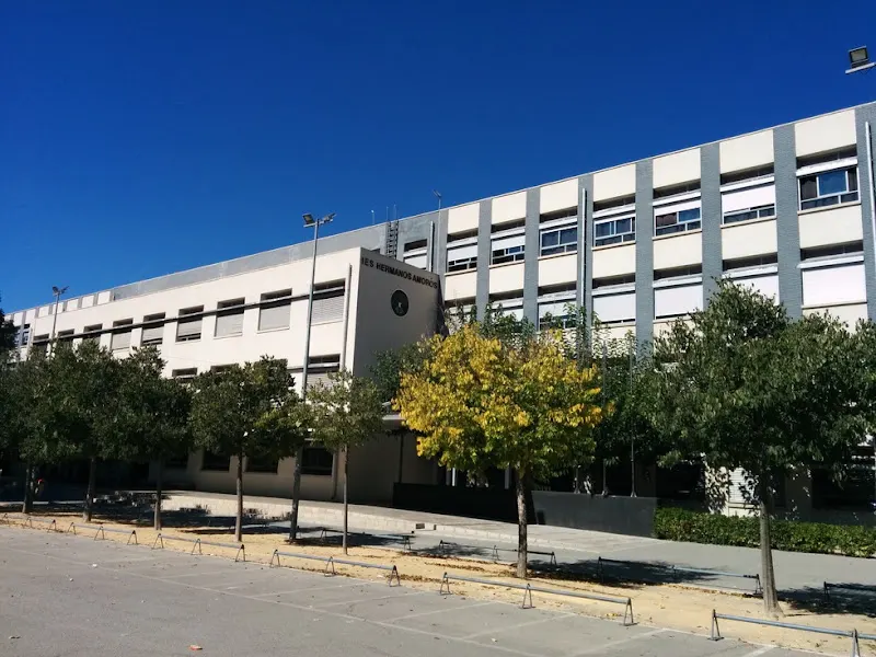IES Hermanos Amorós - Instituto de secundaria en Villena - foto 2