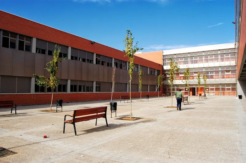 Instituto público Joan Fuster - Instituto de secundaria en Sueca - foto 2