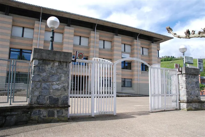 IPINTZA BHI institutua (4. DBH + batxilergoa) - Instituto de secundaria en Bergara - foto 2