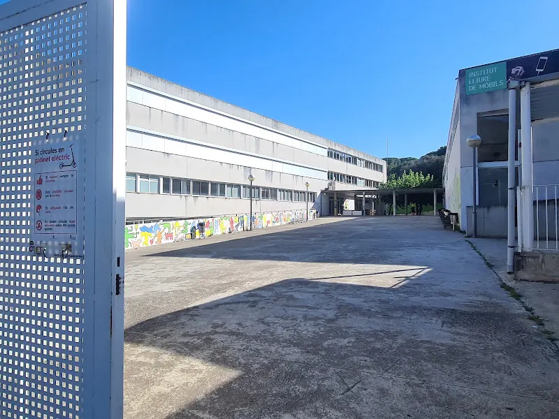 Instituto Público Lluís Domènech i Montaner - Instituto de secundaria en Canet de Mar - foto 2
