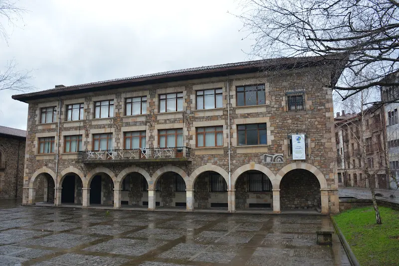I.E.S. Zuazola-Larraña B.H.I. - Instituto de secundaria en Onati - foto 2