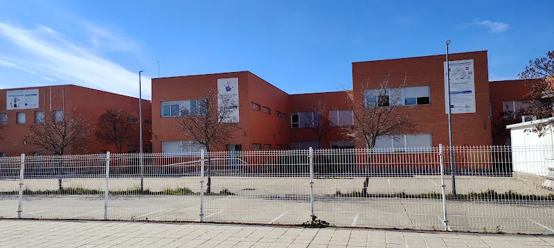 IES Carmen Burgos de Seguí - Instituto de secundaria en Alovera - foto 2
