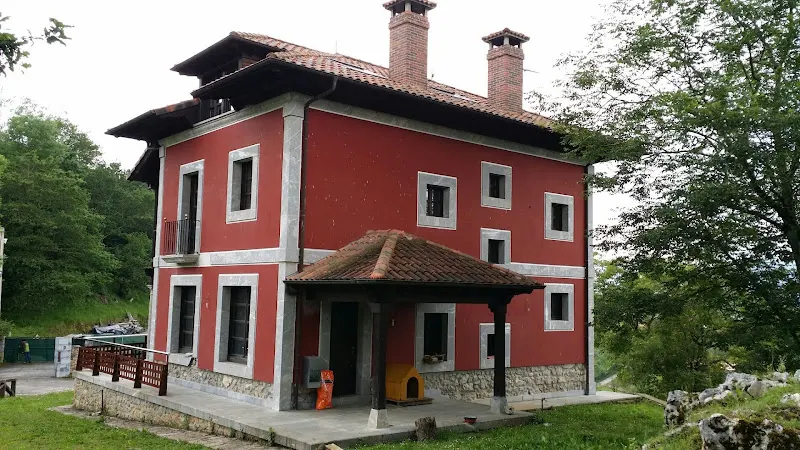 CASA ESCUELA DE TORÍN - Pilona