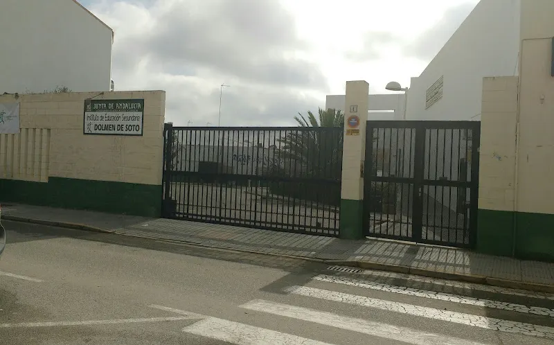 Instituto de Educación Secundaria IES Dolmen de Soto - Instituto de secundaria en Trigueros - foto 2