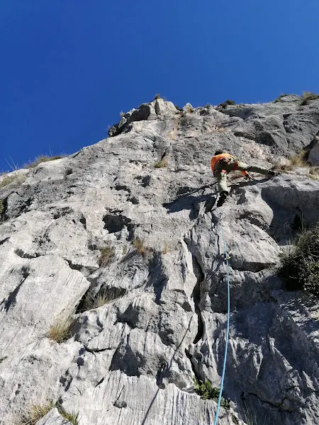Escuela De Escalada De les Pedroses (Carbes) - Escalada en Amieva - foto 2