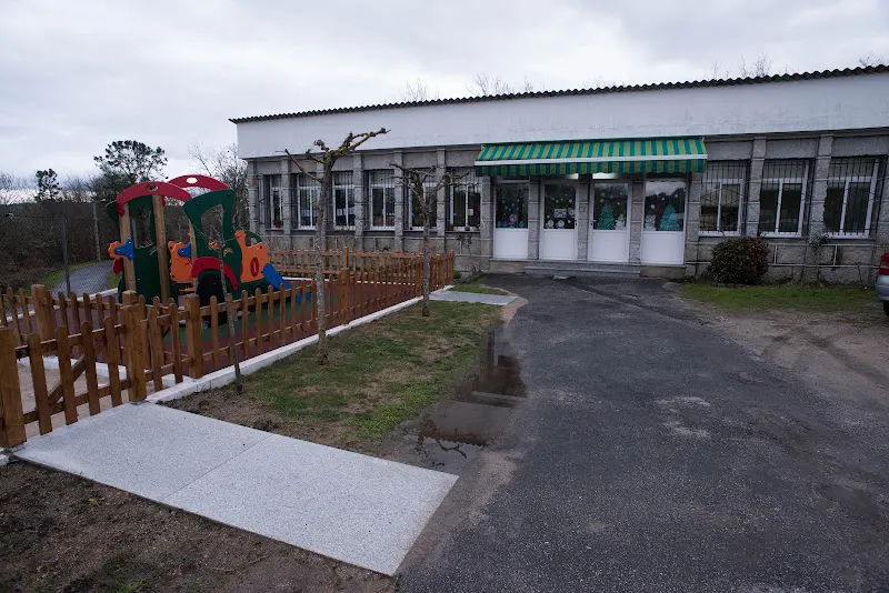 Escola de Educación Infantil de Noalla - Colegio público en San Cibrao das Vinas - foto 2