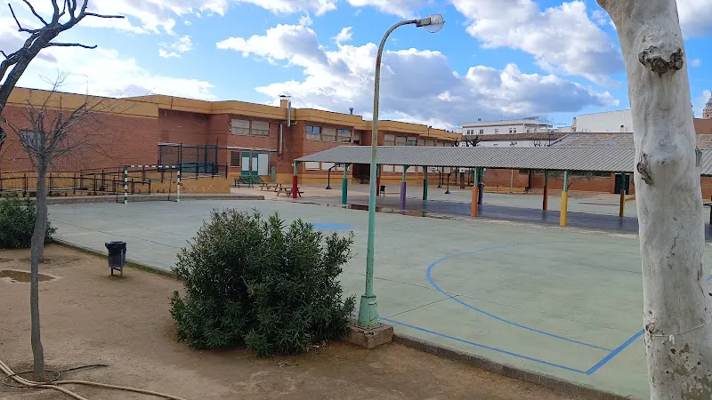 Colegio Miguel de Cervantes - Colegio público en Montemayor - foto 2