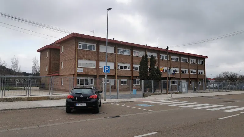 Colegio de Educación Infantil y Primaria Marqués de Santillana - Colegio público en Carrion de los Condes - foto 3