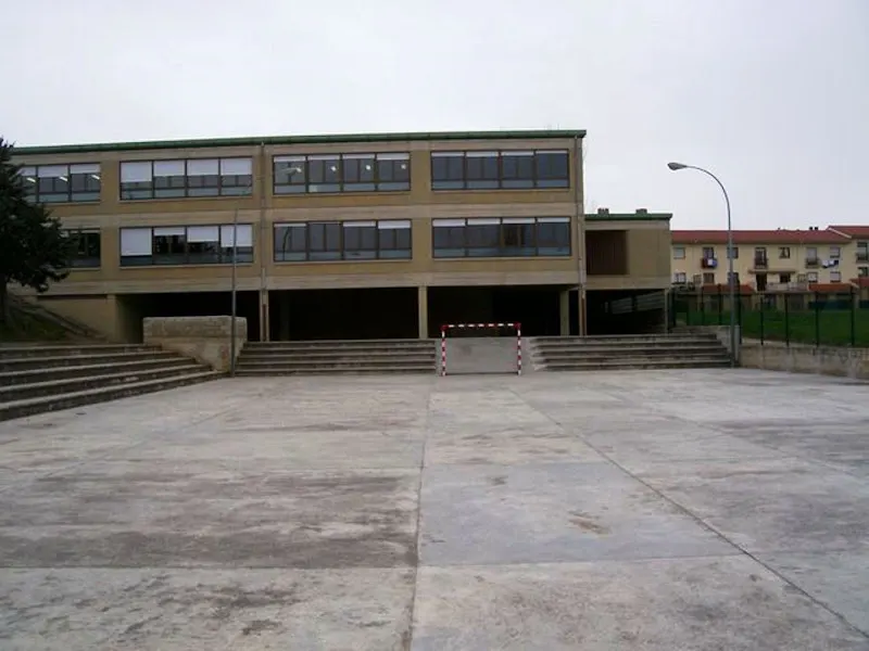 Reina Urraca-Colegio Público - Colegio público en Artajona - foto 2