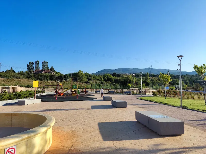 Centro de Educación Infantil y Primaria Hispano América - Colegio público en Entrena - foto 2
