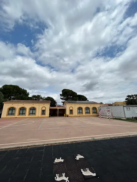 Escuela Gonçal Comellas - Colegio público en Avinyonet de Puigventos - foto 2