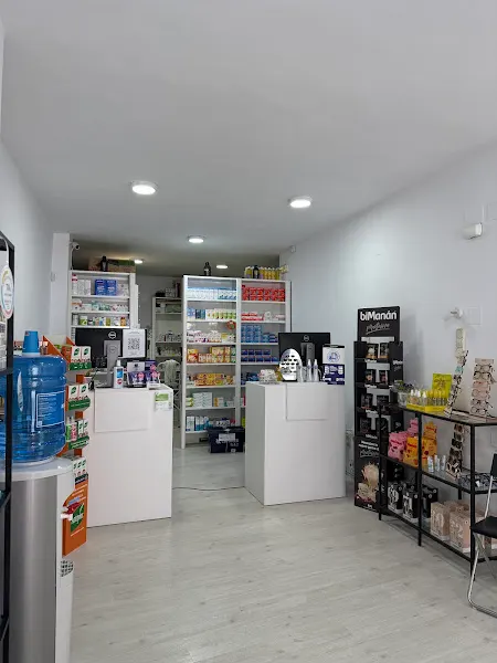 Médico, farmacia y escuela de adultos