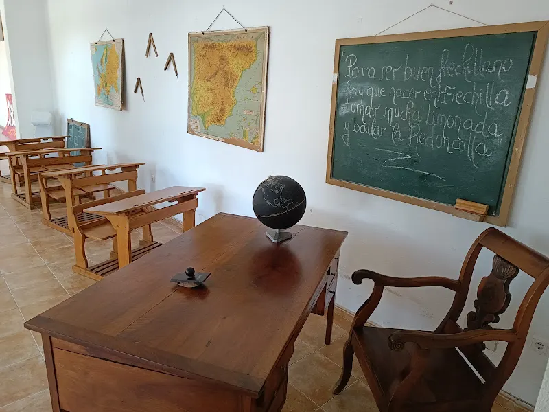Edificio de las antiguas escuelas de Frechilla - Centro educativo en Frechilla - foto 2