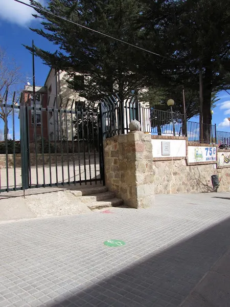 Escuela Pública Santa Bàrbara Zer Els Castells - Colegio público en Vidra - foto 2