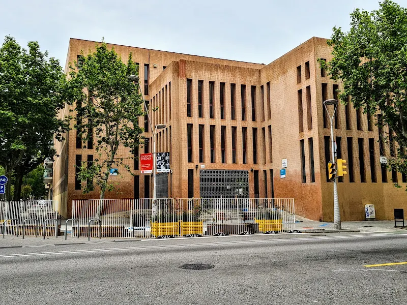 Institut Ernest Lluch - Instituto de secundaria en Barcelona - foto 2