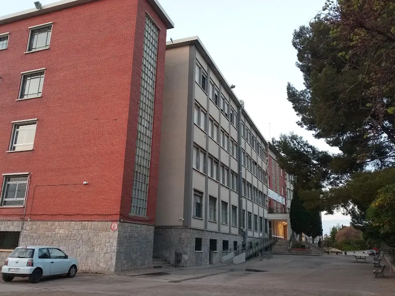 QueBueno - Instituto de secundaria en Barcelona - foto 3