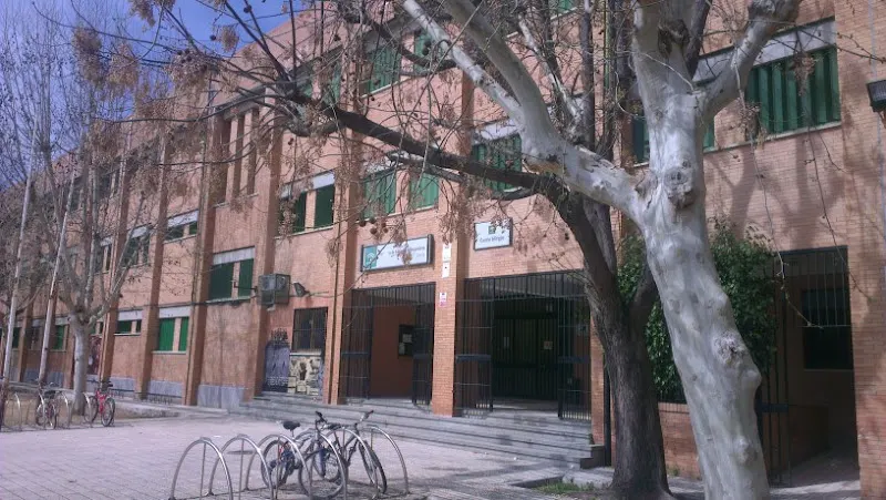 IES Llanes - Instituto de secundaria en Sevilla - foto 2