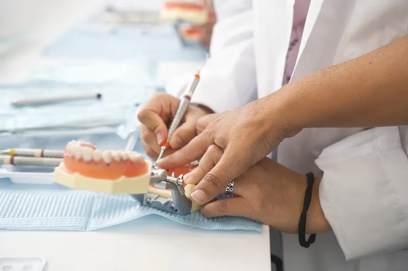 Gross Academy. Cursos para higienistas dentales y ortodoncistas - Málaga
