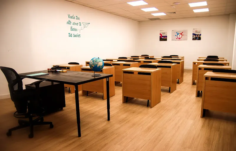 ÍCARO AVIACIÓN Formación Aeronáutica - Centro educativo en Málaga - foto 2