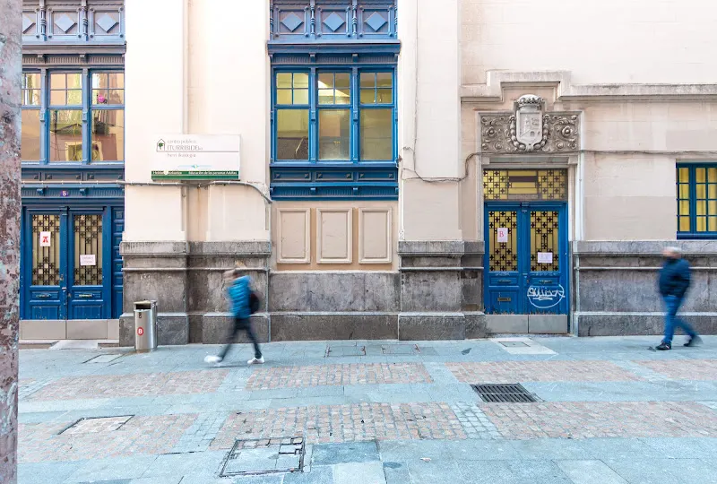 Centro de Educación de Personas Adultas Iturribide - Colegio público en Bilbao - foto 2