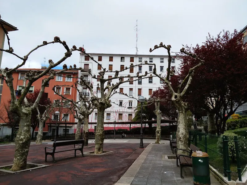 Campa de las Escuelas de Uríbarri - Uríbarri, 48007 Bilbao, Vizcaya en Bilbao - foto 2