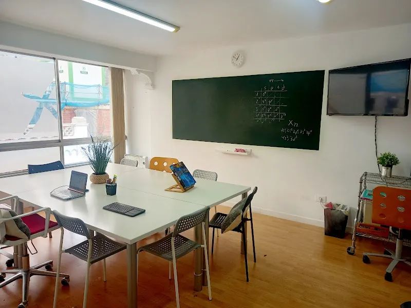 Centro Público de Educación de Personas Adultas Berbes - Colegio público en Vigo - foto 3
