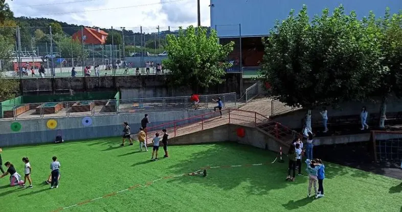 Colegio Rosalía de Castro (abajo)