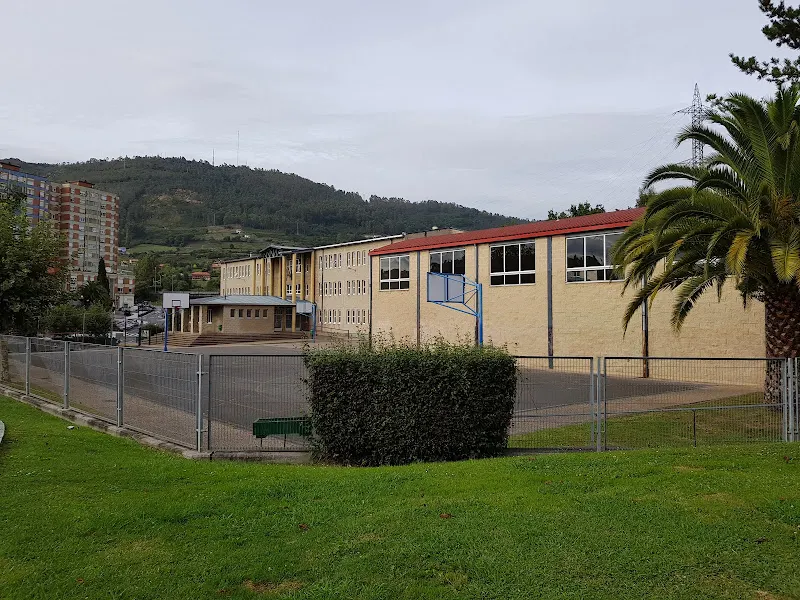 Instituto de Educación Secundaria Pando - Centro de educación secundaria en Oviedo - foto 2