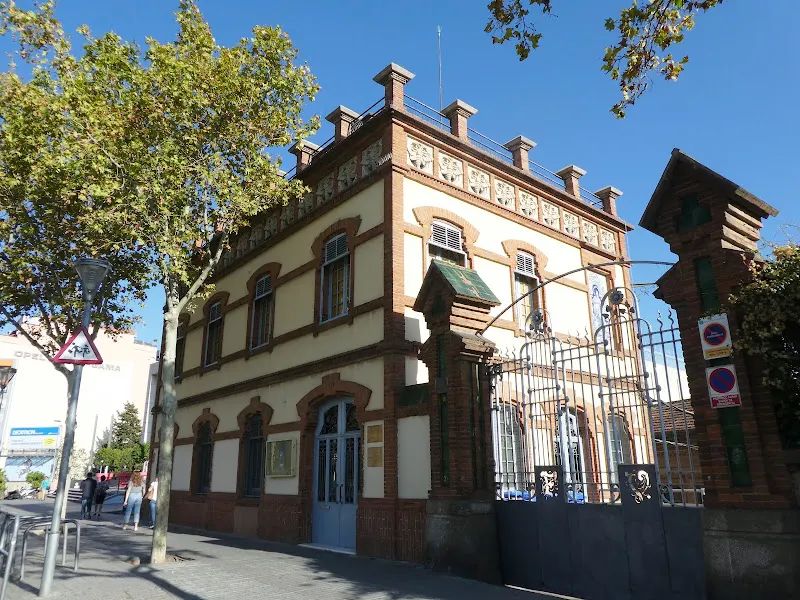 Instituto Can Vilumara - Instituto de secundaria en Hospitalet de Llobregat (L) - foto 2