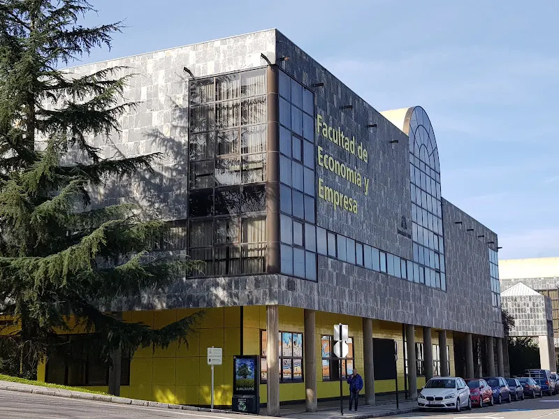 Facultad de Economía y Empresa - Oviedo