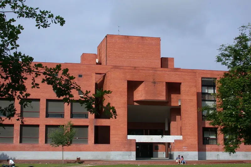 Hezkuntza, Filosofia eta Antropologia Fakultatea (HEFA - II eraikina) - Universidad en Donostia-San Sebastian - foto 2