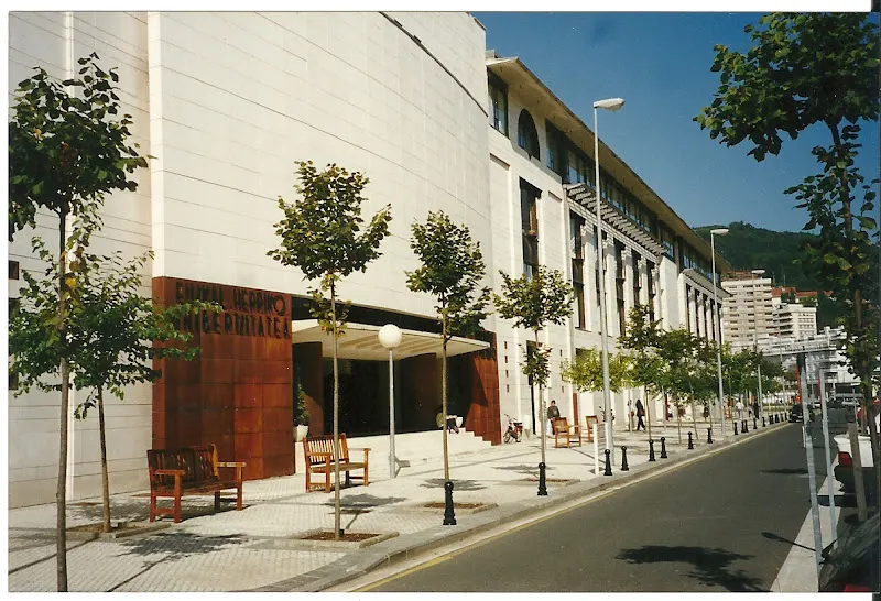 Escuela Oficial Rural Mixta - Centro educativo en Donostia-San Sebastian - foto 2