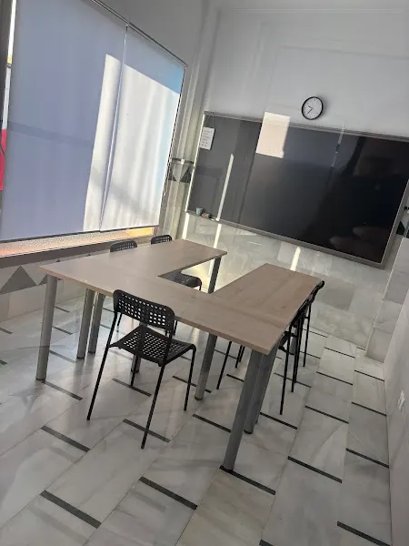 Centro De Estudios Velázquez - Centro educativo en Utrera - foto 2